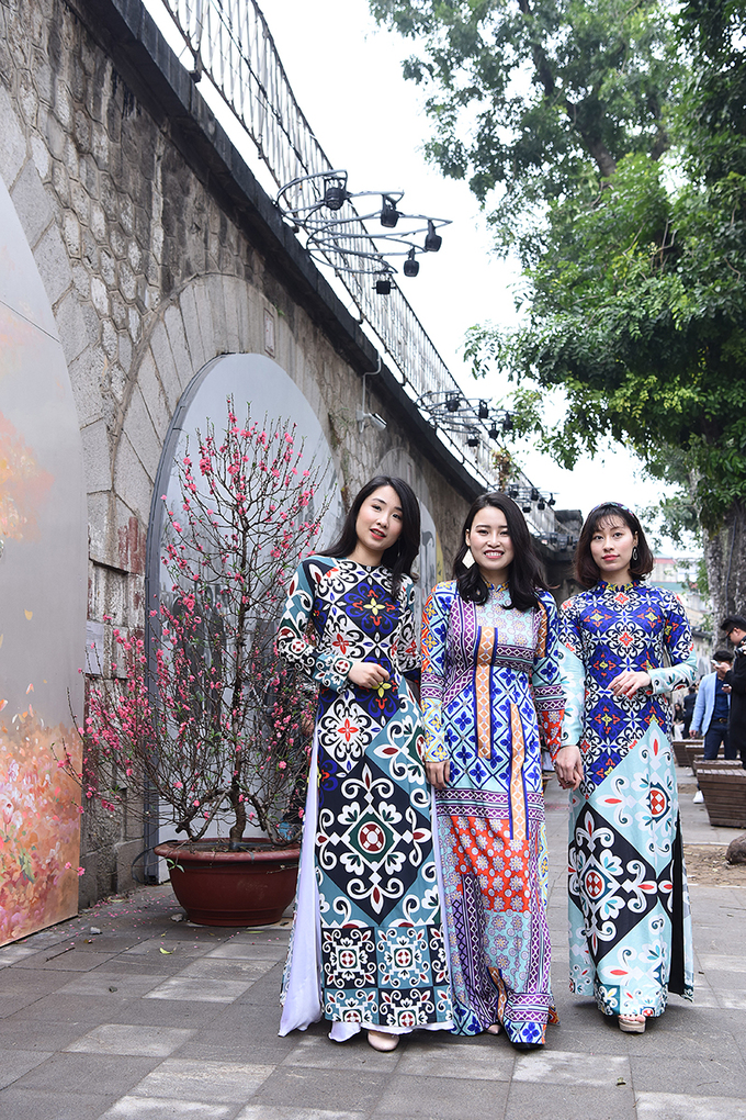 Hà Nội khác lạ sáng mùng 1 tết